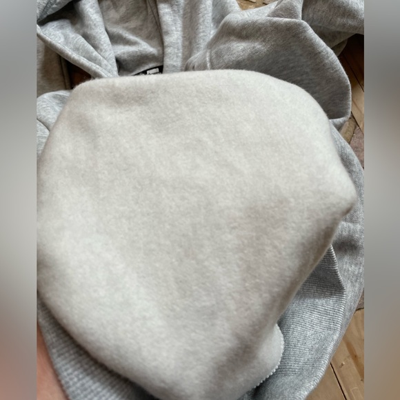 Puma NWOT Light Heather Grey Pullover Hoodie - Picture 9 of 9